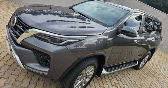 TOYOTA HILUX SW4 2.8 D-4D TURBO DIESEL SRX 7L 4X4 AUTOMÁTICO